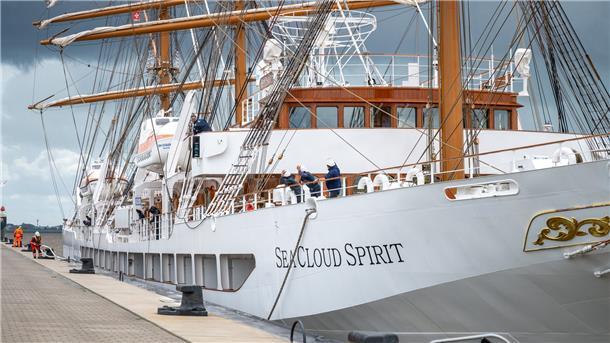 Nach Halt in Bremerhaven: „Sea Cloud Spirit“ kämpft mit Wellengang vor Helgoland Die „Sea Cloud Spirit“ beendete ihren Zwischenstopp in Bremerhaven und legte am Dienstagmittag von der Columbuskaje wieder ab.