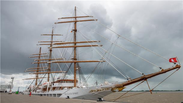 Nach Halt in Bremerhaven: „Sea Cloud Spirit“ kämpft mit Wellengang vor Helgoland Die „Sea Cloud Spirit“ beendete ihren Zwischenstopp in Bremerhaven und legte am Dienstagmittag von der Columbuskaje wieder ab.