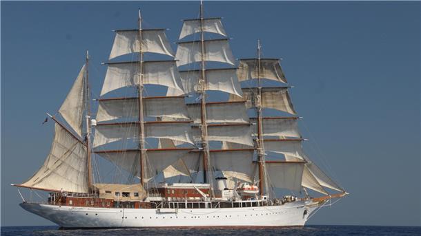 Die "Sea Cloud" mit vollen Segeln in Fahrt.