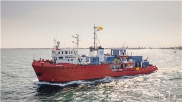 Die „Sea-Eye 4“ erreichte mehrere Tage nach der Bergung von Bootsmigranten im Mittelmeer einen hafen in Italien. (Archivbild)
