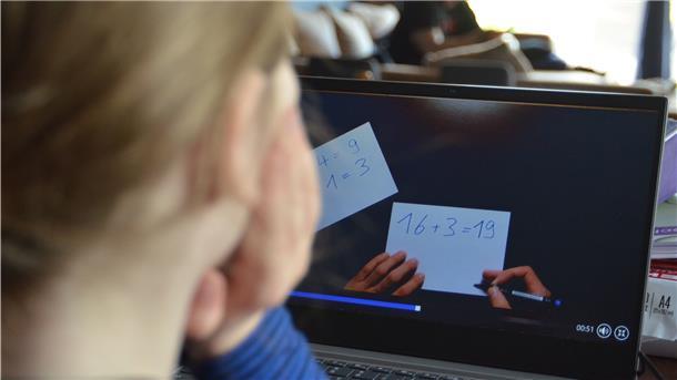 Die sechsjährige Vanadis erlebt Schule zurzeit auf etwas andere Art. Der Lehrer der Erstklässlerin filmt ganze Unterrichtseinheiten und stellt seinen Schülern die Videos online zur Verfügung.