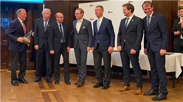 Die Segel-Crew der „Xenia“ von Eigner Dr. Bernhard Buchwald (ganz links) wurde von der „Regattavereinigung Seesegeln“ als das am besten gesegelte Regattaschiff in Deutschland auf Mittel- und Langstrecke geehrt.