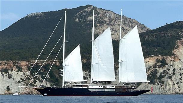 Die Segelyacht „Koru“ von Amazon-Gründer Jeff Bezos fährt vor der Küste von Ibiza durchs Mittelmeer.