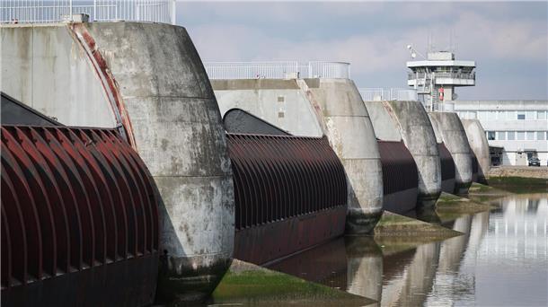Ein Bollwerk gegen die Sturmflut wird 50 Jahre alt Die Segmenttore der Sielkammern des Eidersperrwerks sind geschlossen.