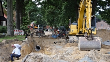 Die seit Wochen gesperrte Dorfstraße in Seedorf ist eine Großbaustelle. Der Ortskern erhält im Bereich der Alten Schule ein völlig neues Gesicht.