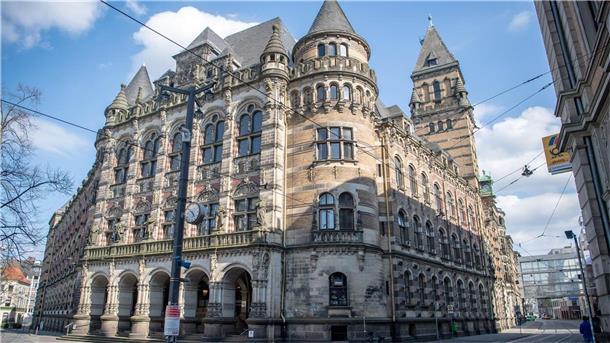 Das sagte der Lloyd-Attentäter vor den Schüssen zu seinem Opfer Die Sekretärin des Lloyd Gymnasiums, die bei der Tat im Mai lebensgefährlich verletzt worden ist, hat am Donnerstag im Prozess ausgesagt.