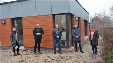 Die Sellstedter Kita-Leiterin Petra Buck (rechts) freut sich über den Anbau und ihr neues Büro, das direkt auf der Ecke liegt. Mit ihr freuen sich (von links): Astrid Schröder, Fachgebietsleiterin Gebäudemanagement, Bürgermeister Henrik Wärner, Jürgen Schneithorst von Damken und Partner und der Erste Gemeinderat Thorsten Küver