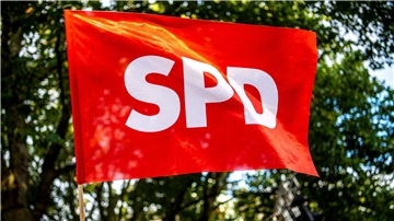 Eine SPD-Flagge weht im Wind.