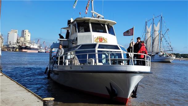 Die Senatsbarkasse legte gegen 11.25 Uhr an der Braker Kaje an. Im Hintergrund der Hafen und die „Lissy“.