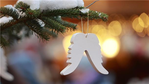 Die Sender bieten viel Besinnliches in der Adventszeit. (Archivbild)