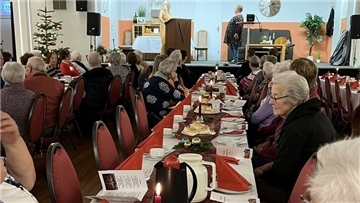 Die Senioren genossen nicht nur Kaffee und Kuchen, sondern auch ein abwechslungsreiches Programm auf der Bühne.