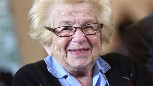 Die wohl berühmteste Sex-Therapeutin: „Dr. Ruth“ wird 95 Die Sexualtherapeutin Ruth Westheimer lächelt am Rande der Verleihung des Friedenspreises des Deutschen Buchhandels in der Paulskirche. Jetzt wird sie 95.