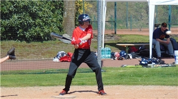 Ein Baseballer wartet auf den Wurf.