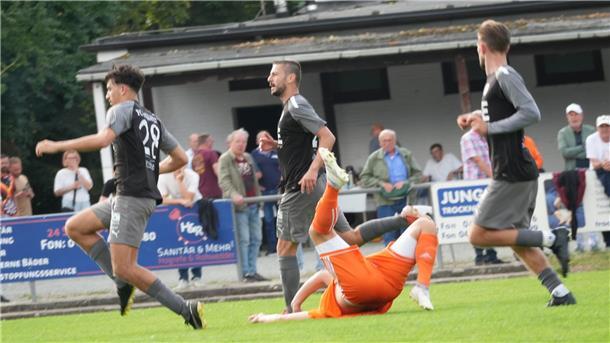 Die SG Stinstedt verlor mit Christoph Rös (Mitte) mit 1:4 an der Papenstraße. Nun will der FC Cuxhaven auch gegen den TSV Sievern einen Heimsieg feiern