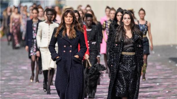 Chanel macht das Seine-Ufer zum Laufsteg Die Show wurde von der langjährigen Chanel-Muse Caroline de Maigret (l) eröffnet.