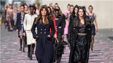 Die Show wurde von der langjährigen Chanel-Muse Caroline de Maigret (l) eröffnet.