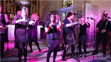 Die Showtruppe "That's Entertainment" aus Bremerhaven in einer Konzertszene des Programms "Wonderful World".