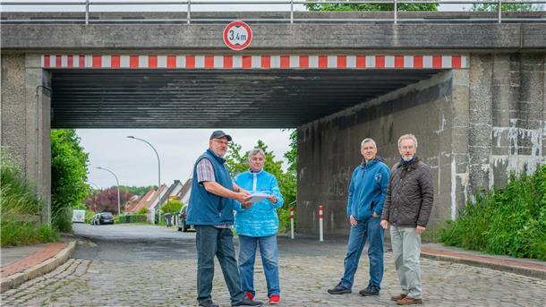 Die Siedlergemeinschaft Am Bürgerpark in Bremerhaven - hier der Vorstand mit Ralf Fiedler, Vera Ahrensfeld, Oliver Komoreck und Kurt Bremer (von links) - will die Stadt überzeugen, eine Baustraße durch diese Unterführung statt durchs Wohngebiet anzulegen.