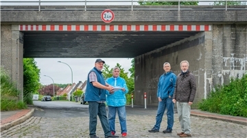 Die Siedlergemeinschaft Am Bürgerpark in Bremerhaven - hier der Vorstand mit Ralf Fiedler, Vera Ahrensfeld, Oliver Komoreck und Kurt Bremer (von links) - will die Stadt überzeugen, eine Baustraße durch diese Unterführung statt durchs Wohngebiet anzulegen.