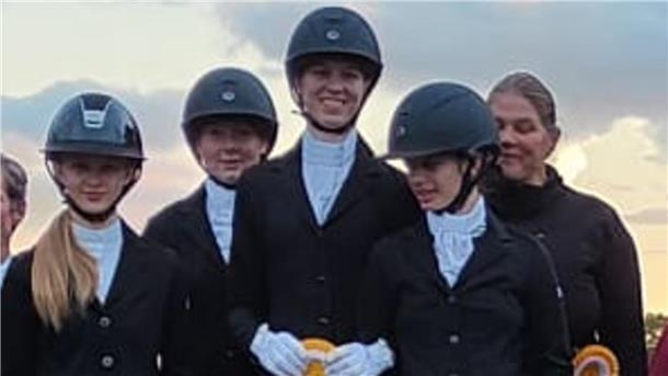 Erfolgreiche Titeljagd der Vierkämpfer vom Hof Fehrmoor Die Sieger der großen Tour vom Hof Fehrmoor bei den Vierkampf-Landesmeisterschaften in Bremen mit Trainerin und Hof-Besitzerin Mirjam Dietze (rechts).