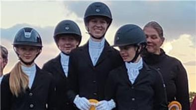 Die Sieger der großen Tour vom Hof Fehrmoor bei den Vierkampf-Landesmeisterschaften in Bremen mit Trainerin und Hof-Besitzerin Mirjam Dietze (rechts).