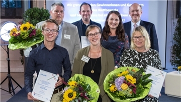 Die Sieger (hinten v.l.): Sven Plate und Stefan Molkentin, Wirtschaftstreff Osterholz-Scharmbeck sowie Kathrin Wiellowicz und Chrstoph v. Speßhardt, IHK Stade und (vordere Reihe v.l): Vertreter Ankerplatz Stade e.V. und Kerstin Bredehöft von der Buchhandlung Lesezeichen in Zeven.