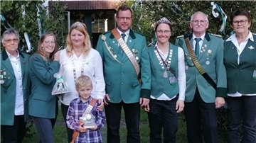 Die Sieger und neuen Könige des Schützenvereins Hahnenknoop (von links): Erika Winter, Sabine Berends, Nina mit Lio Gramsch, Marco Rohen, Elisabeth Münch, Günter Grotheer und Barbara Päsch.