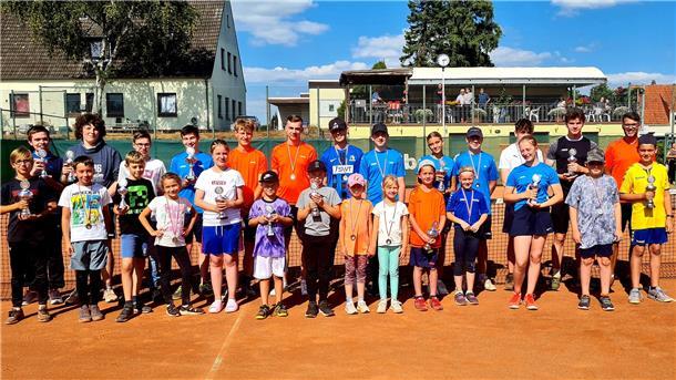 Die Kinder, die die Vereinsmeisterschaft in Langen gewonnen haben, sind sehr stolz.