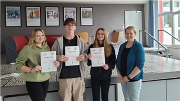 Die Siegerinnen und Sieger Mia Grundmann (von links, 2. Platz), Tom Hieke (1. Platz), Louisa Gehlken (3. Platz), Jennifer Krause (Fachkonferenzleitung Mathematik).
