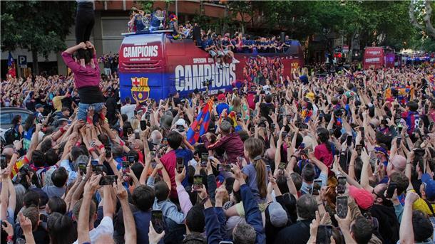 Barças Meisterteam im offenen Bus von Tausenden gefeiert Die Siegesfahrt der spanischen Meister.