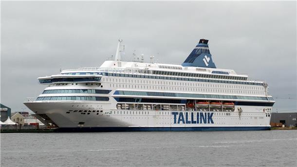 Die „Silja Europa“ in einem Hafen. 