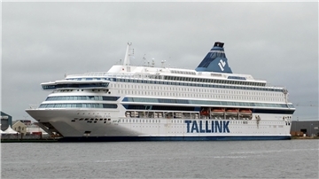 Die „Silja Europa“ in einem Hafen. 