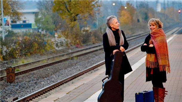 Die Singer und Songwriterinnen Annett Kuhr und Sue Sheehan