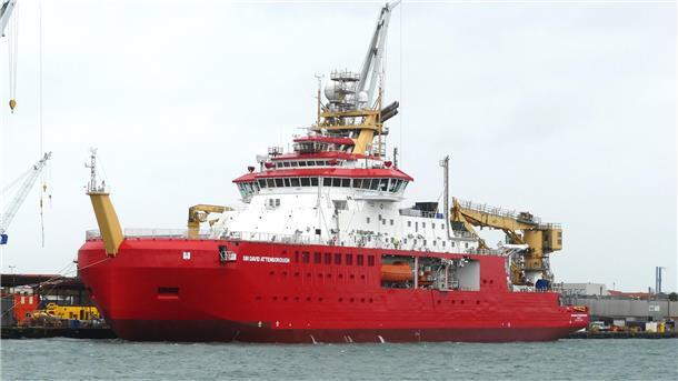 Ein Schiff, rot. Vor Anker in einem Hafen. Die „Sir David Attenborough“ wird in Dänemark für ihre nächste Antarktis-Expedition vorbereitet. Das moderne Forschungsschiff war bereits 2021 in Frederikshavn zur Überholung.