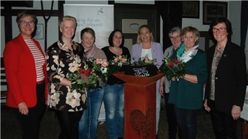 Die Sittenser Vorstandsfrauen überreichten eine Gartenskulptur (von links): Elisabeth Brunkhorst (Landesverband), Yvonne Hauschild, Kerstin Wilkens, Swantje Priess, Sabine Lange, Andrea Nack, Martina Klindworth, Marlene Geestmann (Kreisverband).