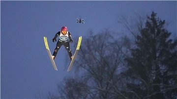 Die Skispringer werden bei der Vierschanzentournee von Drohnen aufgezeichnet, wie hier in der Qualifikation beim deutschen Athleten Felix Hoffmann.