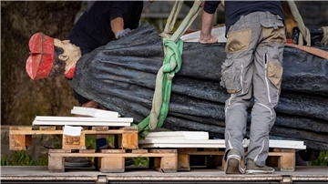 Die Skulptur des Essener Kardinals Franz Hengsbach wird nach der Demontage vor dem Essener Dom auf einen Lastwagen verladen.