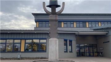 Die Skulptur vor der KGS Tarmstedt soll im Rahmen eines Kunstprojektes einen neuen Anstrich bekommen.