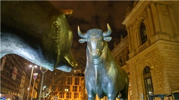 Die Skulpturen von Bulle und Bär stehen vor der Deutschen Börse in Frankfurt am Main. Der Börsenbetreiber hat im vergangenen Jahr glänzend verdient.