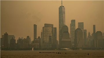 Die Skyline von Manhattan ist teilweise vom Rauch der kanadischen Waldbrände verdeckt.