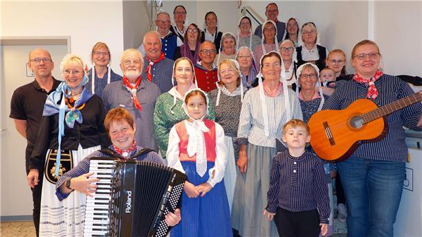 Die "Sohlnborger Büttpedder" laden am Mittwoch, 4. Oktober 2023, zum Niederdeutschen Abend in traditioneller Cuxhavener Tracht nach Duhnen ein. Ab 20 Uhr im Kursaal.