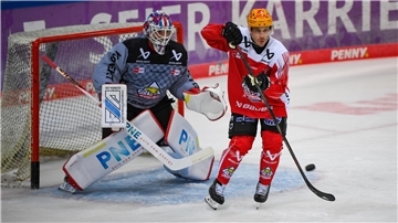 Zwei Eishockey-Spieler der Fischtown Pinguins.