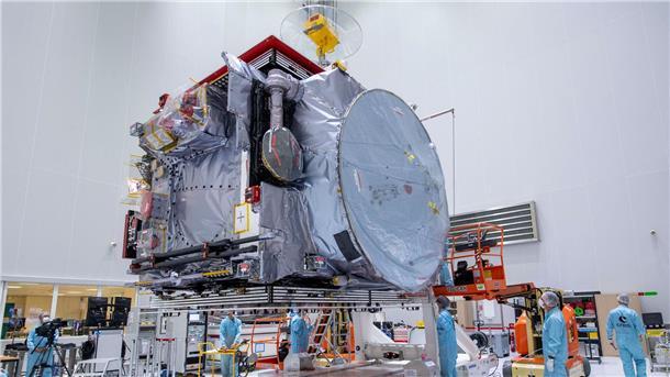 Die weiteste Reise der Esa: Sonde „Juice“ soll zum Jupiter Die Sonde „Juice“ wird auf dem europäischen Weltraumbahnhof in Französisch-Guayana ausgepackt.