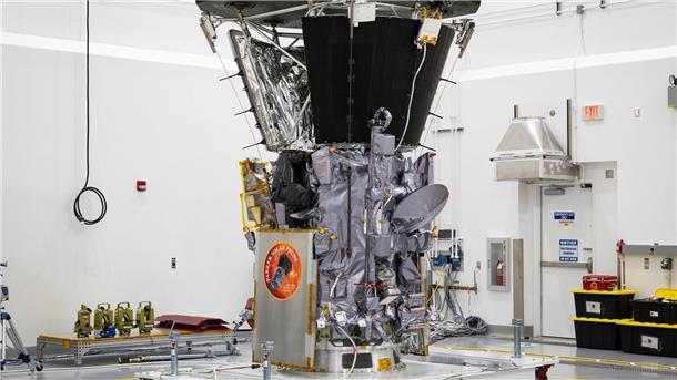 Die Sonde „Parker Solar Probe“, nachdem der Hitzeschild ganz oben über den Messegeräten installiert wurde. (Archivbild)