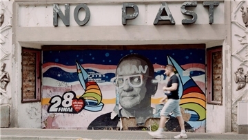Graffiti Ausstellung Mann läuft vorbei Deutsches Auswandererhaus