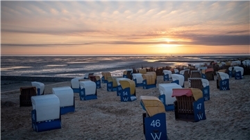 Die Sonne am Strand von Cuxhaven kann man weiterhin ohen Maske genießen.