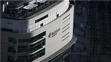 Die Sonne fällt auf die Fassade des Kaufhauses Galeria Hauptwache an der Einkaufsstraße Zeil in Frankfurt.