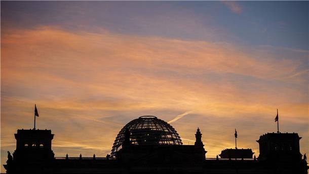 Finanzspritzen für Rentner und Wohngeld-Empfänger Die Sonne geht hinter dem Reichstagsgebäude in Berlin auf.
