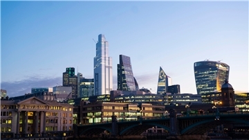 Die Sonne geht hinter der Skyline von London auf.