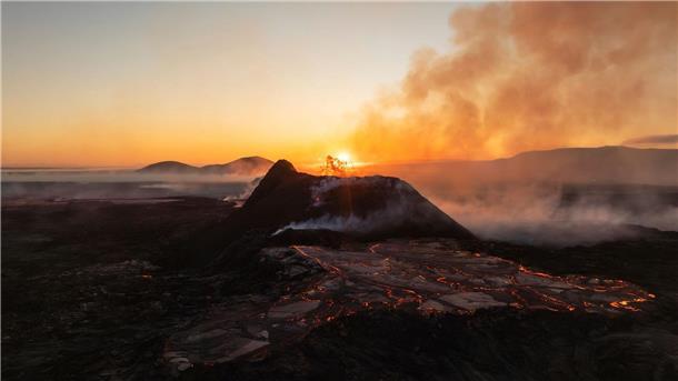 Vulkanausbrüche auf Island könnten noch Jahrzehnte dauern Die Sonne geht über dem aktiven Krater eines Vulkans bei Grindavik auf Island auf.